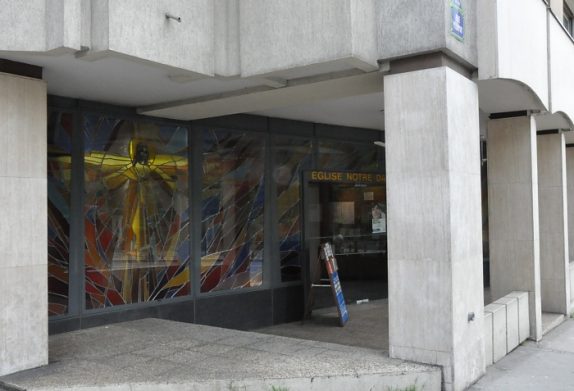 L'entrée de l'église, rue Pelleport, dans le 20e arrondissement, est extrêmement discrète.