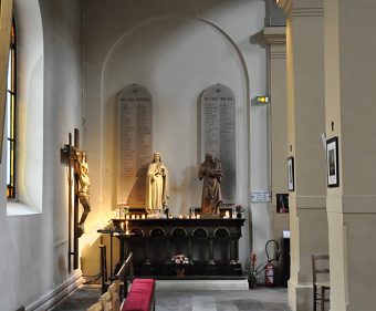 Petite chapelle sur le bas–côté droit dans l'entrée de l'église