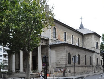 L'église est entourée par les rues