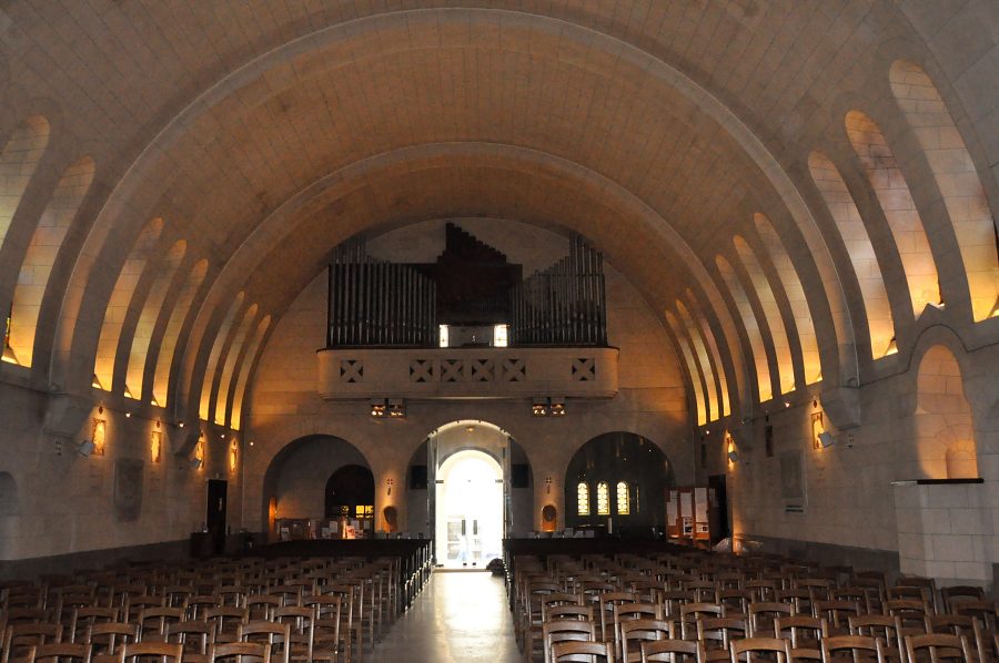 La nef et l'orgue de tribune vus du chœur