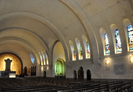 Vue de la paroi droite avec la chapelle des Otages