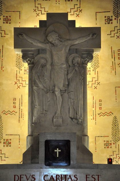 Groupe sculpté du Calvaire par Jules Dechin (1869–1947) dans le chœur