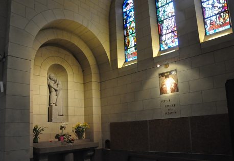 Chapelle des Otages dans le transept avec la statue de saint Joseph et l'Enfant Jésus
