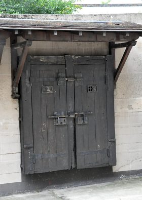 Ancienne porte de la cellule de la prison de la Roquette
