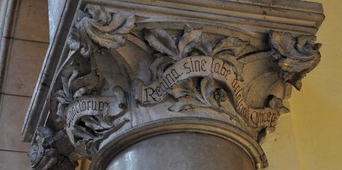 Chapiteau orné de feuilles de rue