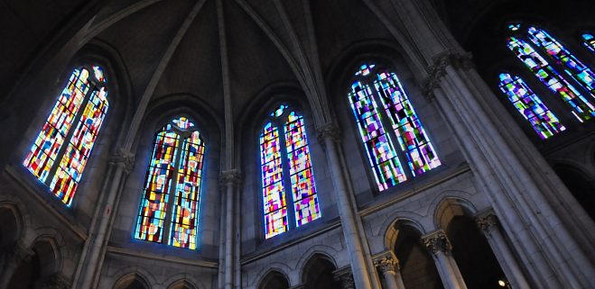 Les vitraux de l'abside créés par Marcelle Lacamp (1910-2000)