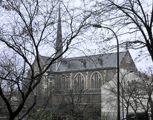 L'église vue depuis le Père–Lachaise et le boulevard de Ménilmontant