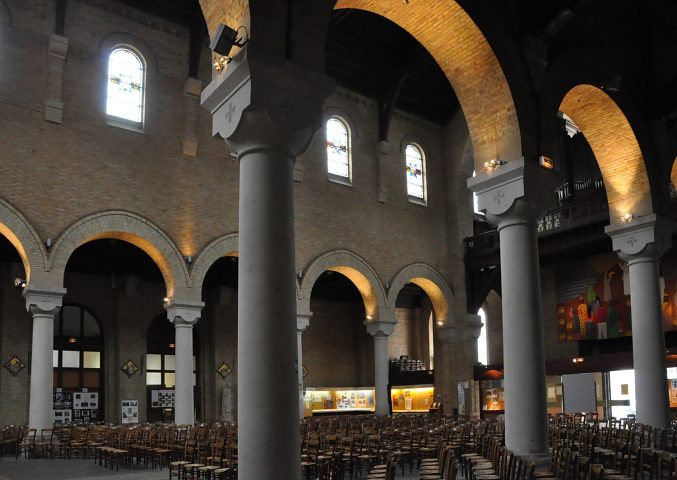 La nef et sa suite d'arcades en plein cintre vues depuis le bas–côté droit