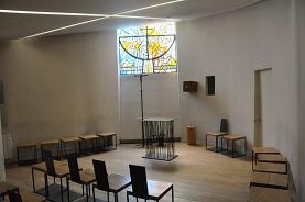 L'oratoire (bâti en 2002) et le vitrail de Jean-Louis Lambert