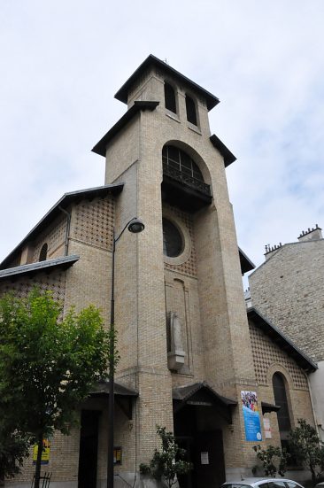 La façade est dominée par un clocher–porche