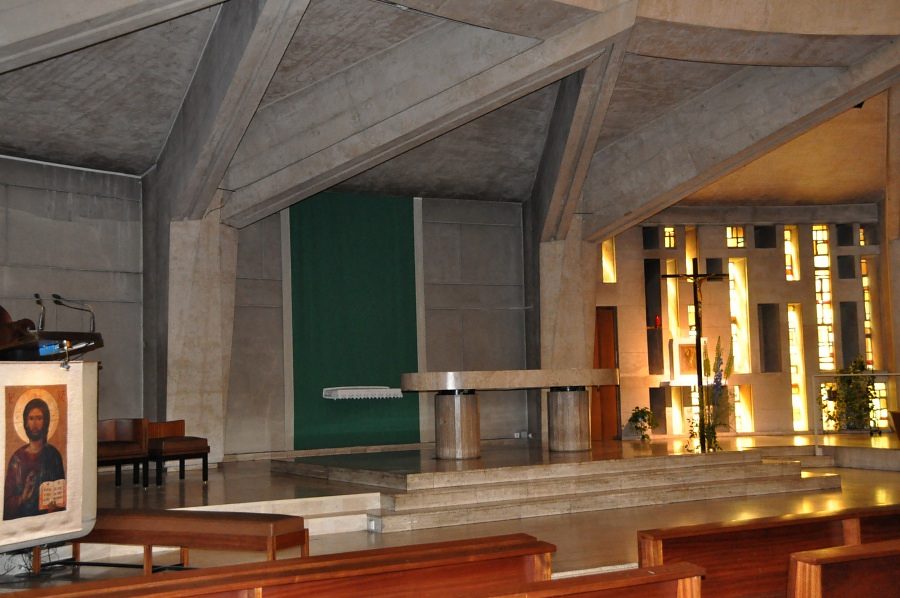 Le chœur très dépouillé de Notre-Dame-de-la-Salette  et son béton armé revêtu de ciment