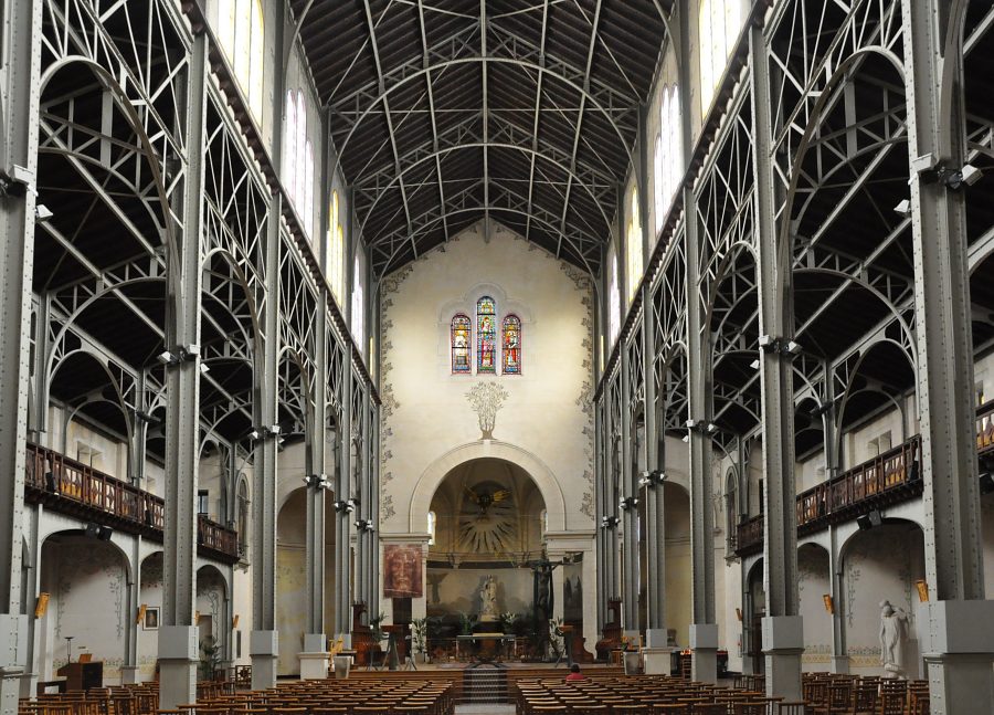 La nef de l'église Notre-Dame du-Travail-de-Plaisance vue depuis  l'entrée