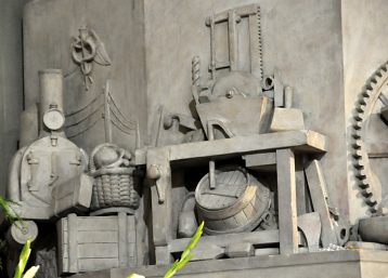 Les instruments du charpentier sur le socle de la Notre-Dame-du-Travail