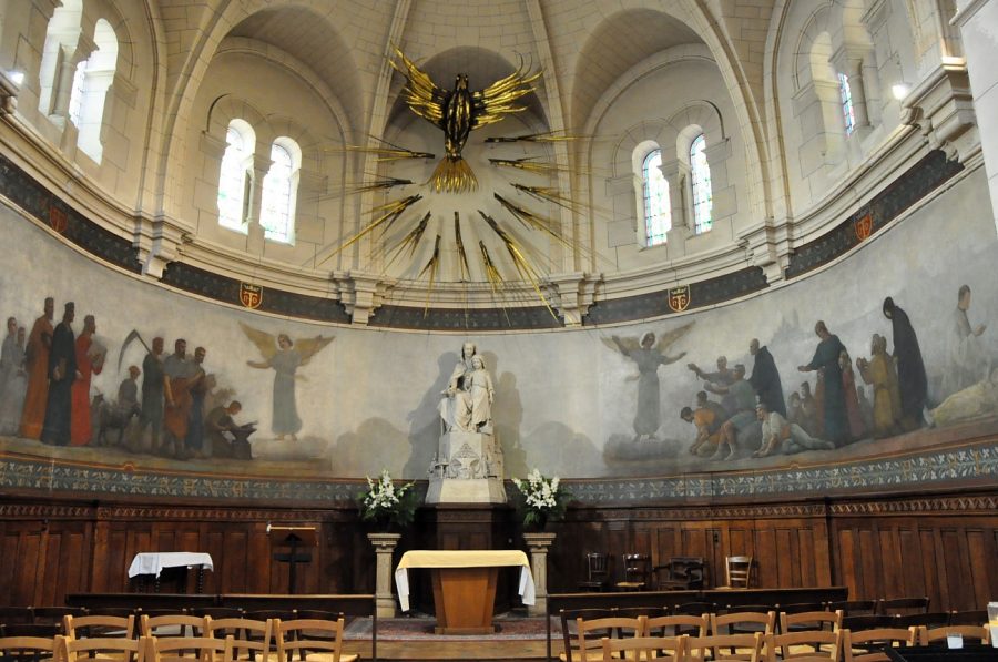 La chapelle de la Vierge mêle une architecture néo–romane, des œuvres Art nouveau et des créations de la fin du XXe siècle.