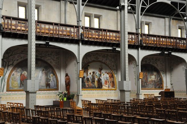 Le côté gauche de l'église avec ses peintures murales