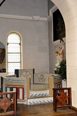 Le baptistère et sa cuve baptismale par immersion