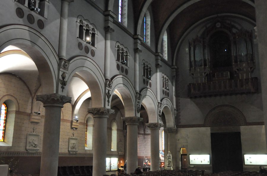 La nef de biais avec l'orgue de tribune
