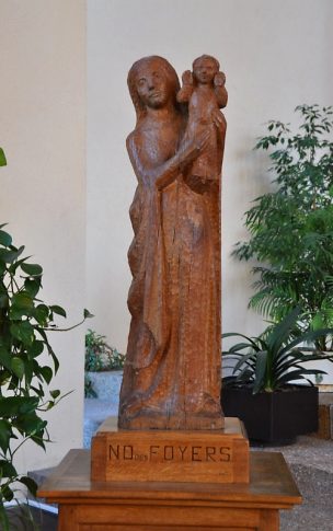 Statue de Notre-Dame-des-Foyers dans la nef