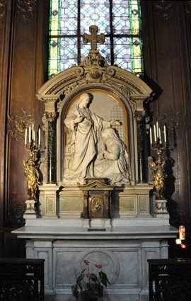 L'autel de la chapelle du Sacr&eacute;-Cœur et son retable