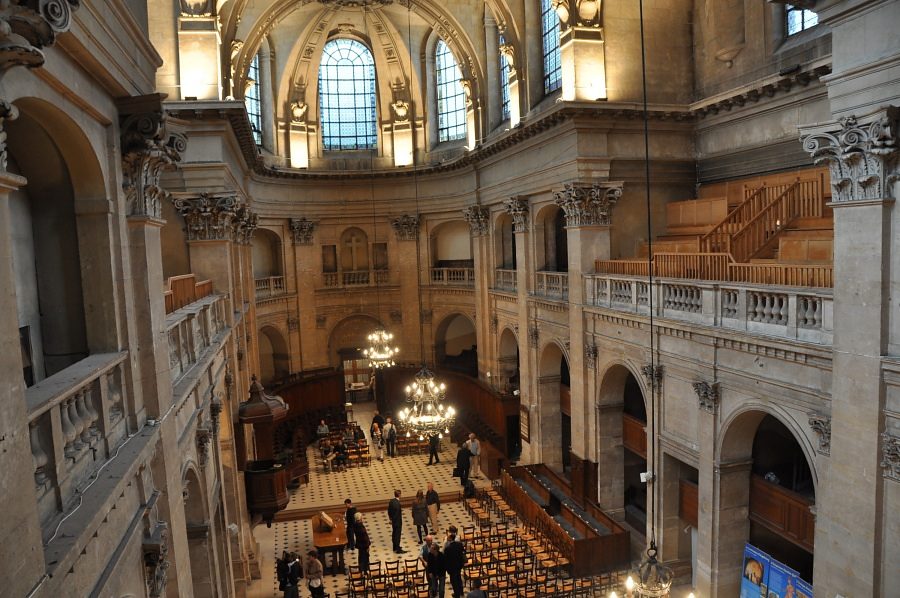 La nef vue des tribunes au-dessus de l'entrée