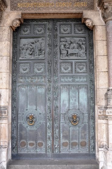 Porte centrale en bronze