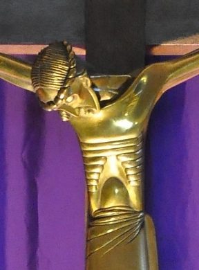 Christ en croix dans le chœur