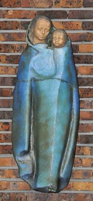 Vierge à l'Enfant en terre cuite émaillée dans la chapelle