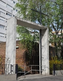 L'arche blanche annonce l'église