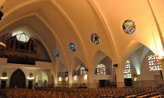 La nef vue depuis le transept avec l'orgue de tribune