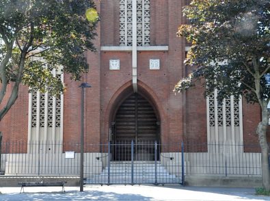 La façade est ornée de deux bas-reliefs portant les  emblèmes de l'ordre des Franciscains