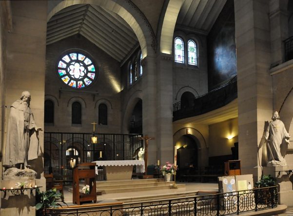 Le chœur, précédé des statues de saint Antoine et de saint Louis, est légèrement surélevé par rapport à la nef.