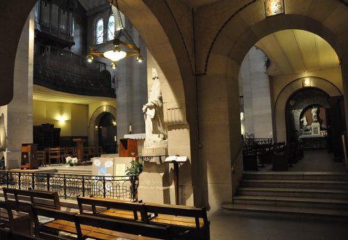 Le chœur, l'orgue de chœur et le collatéral droit
