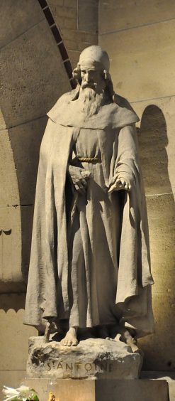 Statue de saint Antoine le Grand dans le chœur