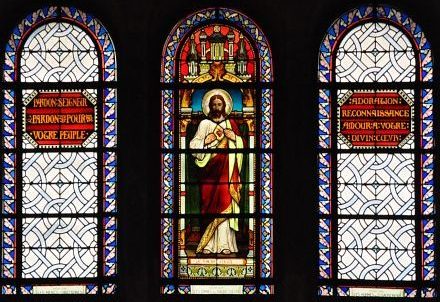 Modèle des vitraux dans la nef : le Sacré–Cœur est entouré de deux vitraux
