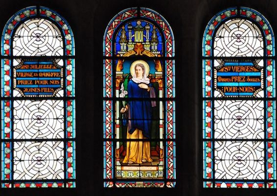 Type des vitraux consacrés aux saints et aux saintes au troisième niveau de l'élévation