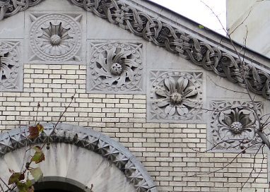 Décorations florales et entrelacs sur le haut de la façade