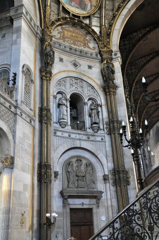 Sculptures de pierre et piliers de fonte dans le choeur