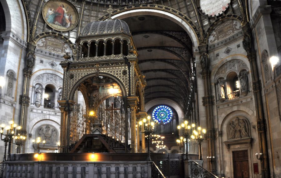 Le choeur et le ciborium avec vue sur la nef