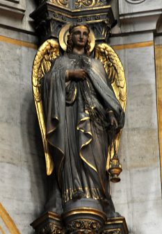 Un ange en fonte sur pilier du choeur