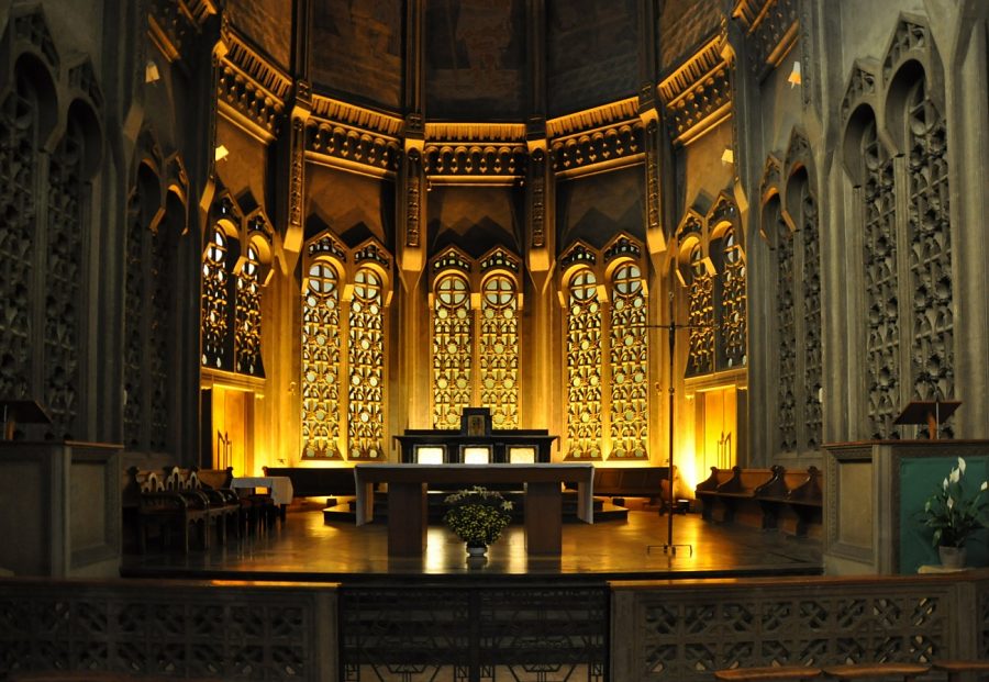 Le chœur de l'église Saint–Christophe–de–Javel est orné d'un vaste fenestrage en ciment moulé.