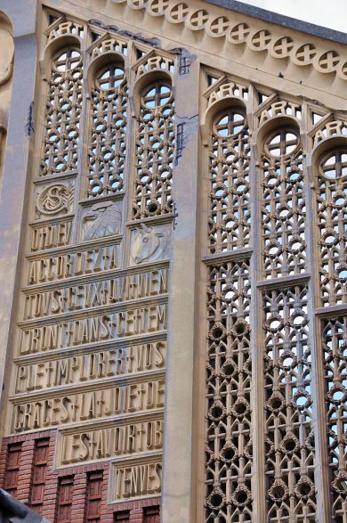 L'impressionnant fenestrage en ciment moulé de la façade