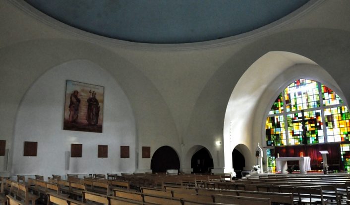 La nef très dépouillée de Saint-Cyrille-Saint-Méthode