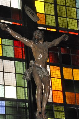 Le Christ en croix dans le chœur