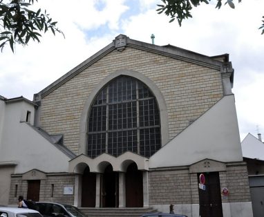 La façade de l'église, rue de Bagnolet dans le 20e arr.