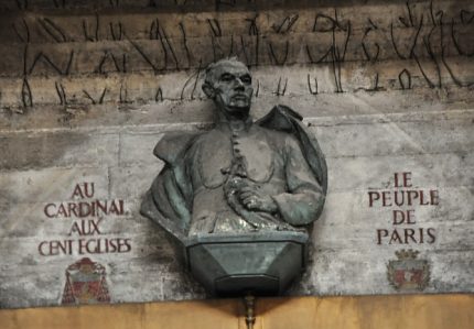 Statue rendant hommage au cardinal Verdier