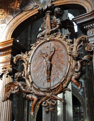 Sculpture centrale dans le banc d'œuvre