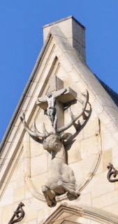 Le cerf crucifère sur le pignon