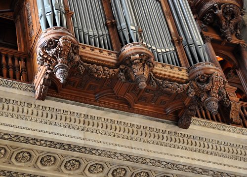 L'orgue de tribune, sculptures sur bois et sur pierre