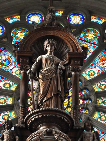 L'orgue de tribune, sainte Agnès en haut du buffet