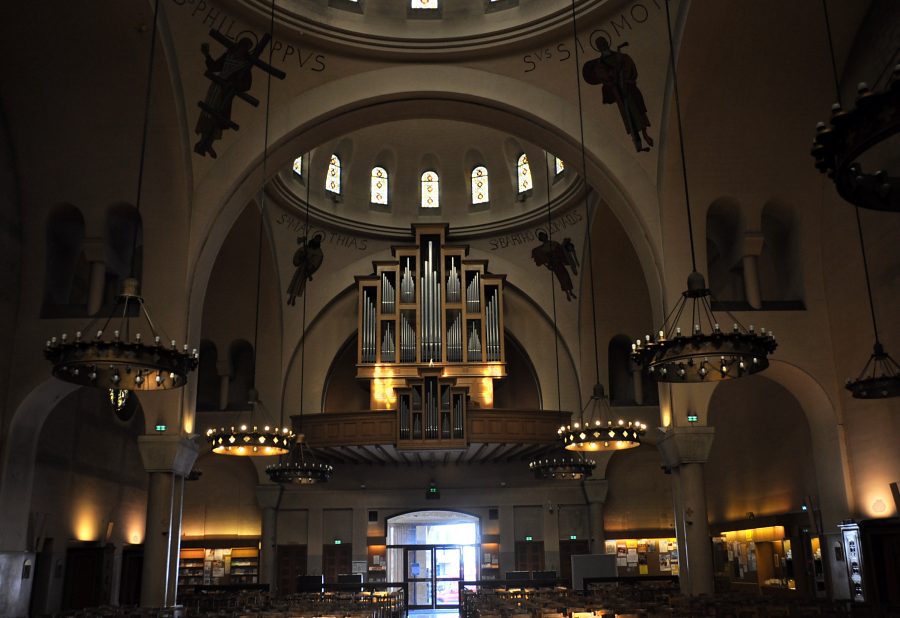 La nef et l'orgue de tribune vus du vaisseau central